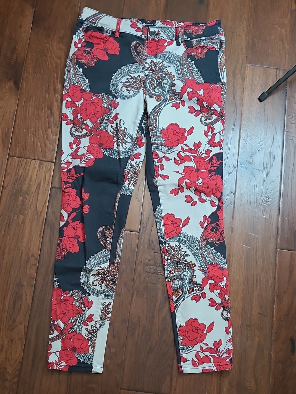 Chico's Red, Black, & White Floral Paisley Skinny Jeans size 1 (8)